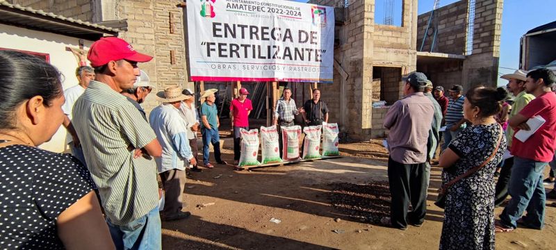 Continua la entrega de fertilizante en la zona media del municipio.