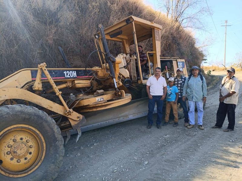 Rastrilleo y Revestimiento en la Comunidad de Malpaso